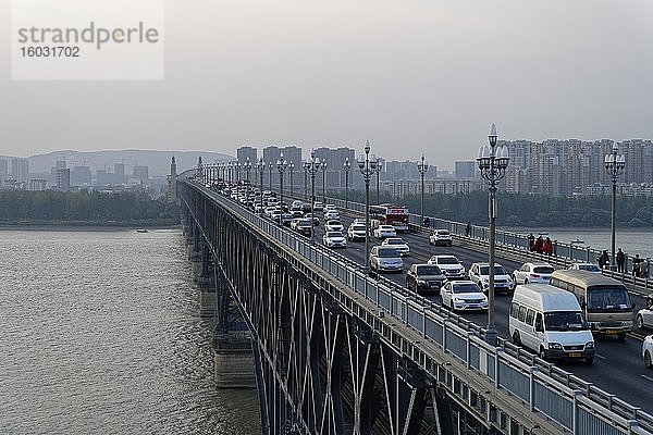 Autoverkehr auf der Yangtze Brücke  Baotaqiao  Nanjing  Jiangsu Sheng  China  Asien