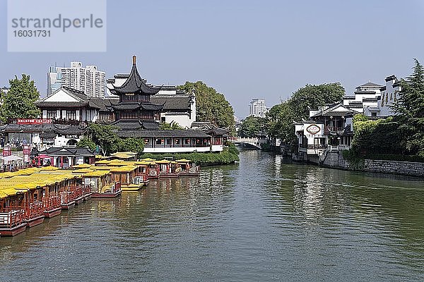 Boote auf Qinhuai Fluss  Shimenkan  Nanjing  Jiangsu Sheng  China  Asien
