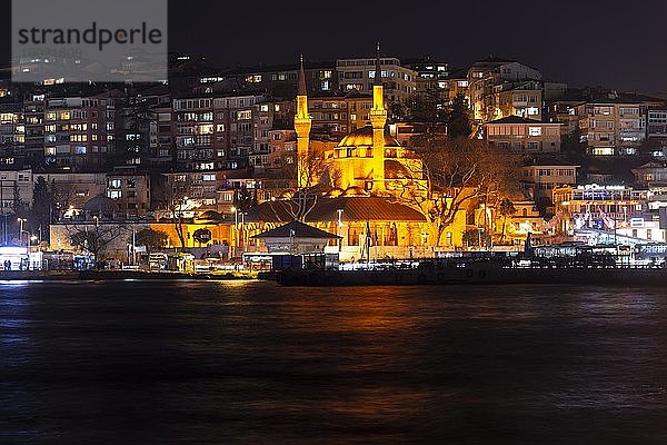 Beleuchtete Dolmabahçe-Moschee bei Nacht  Bosporus  goldenes Horn  Beyo?lu  Istanbul  europäischer Teil  Türkei  Asien