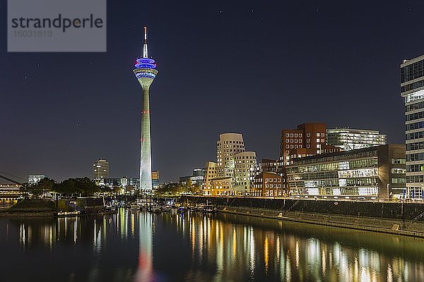 Nachtaufnahme  Yachthafen im Medienhafen  Rheinturm  Gehry Bauten  Düsseldorf  Nordrhein-Westfalen  Deutschland  Europa