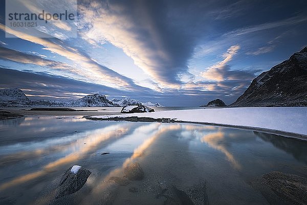Küstenlandschaft im Winter  Sonnenuntergang  Haukland Beach  Lofoten  Norwegen  Europa