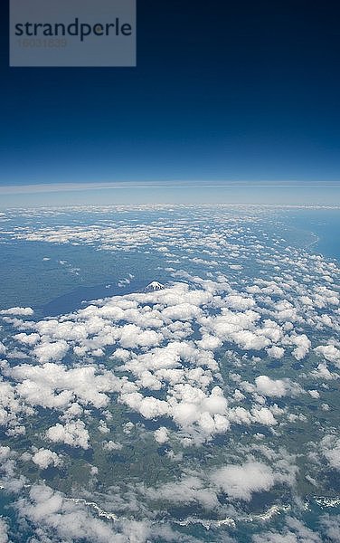 Mount Taranaki mit Wolken  Luftaufnahme  Nordinsel  Neuseeland  Ozeanien