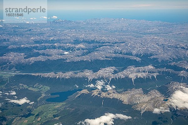 Lake Rotoiti und Neuseeländische Alpen  Gebirge und Täler  Luftaufnahme  Südinsel  Neuseeland  Ozeanien