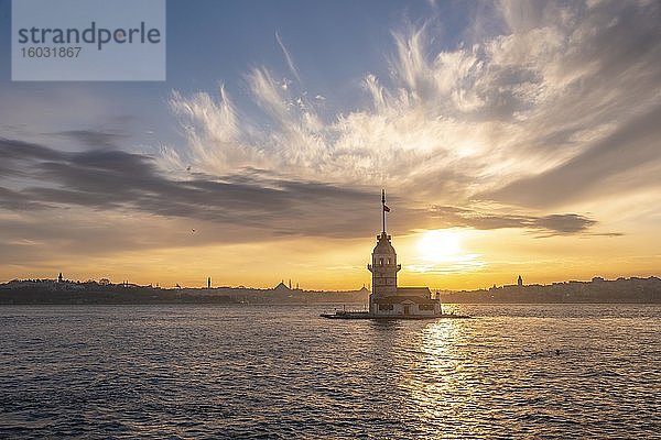 Leuchtturm  Leanderturm oder Mädchenturm  K?z Kulesi  bei Sonnenuntergang  Insel im Bosporus  Üsküdar  Istanbul  Türkei  Asien