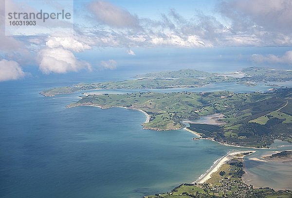 Blick über Küste und Meer  Otago Halbinsel und Blueskin Bay  Luftaufnahme  Dunedin  Südinsel  Neuseeland  Ozeanien