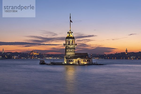 Leuchtturm  Leanderturm oder Mädchenturm  K?z Kulesi  bei Sonnenuntergang  Insel im Bosporus  Üsküdar  Istanbul  Türkei  Asien