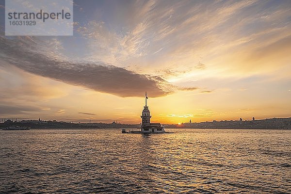 Leuchtturm  Leanderturm oder Mädchenturm  K?z Kulesi  bei Sonnenuntergang  Insel im Bosporus  Üsküdar  Istanbul  Türkei  Asien