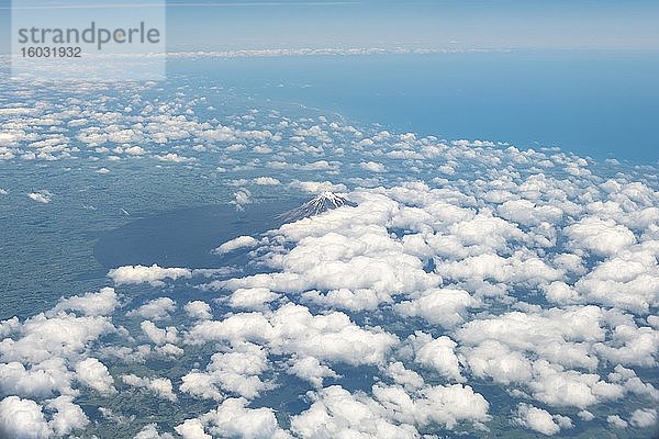 Mount Taranaki mit Wolken  Luftaufnahme  Nordinsel  Neuseeland  Ozeanien