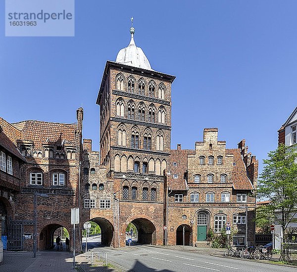 Burgtor  ehemaliges nördliches Stadttor  Zöllnerhaus  Altstadt  Lübeck  Schleswig-Holstein  Deutschland  Europa