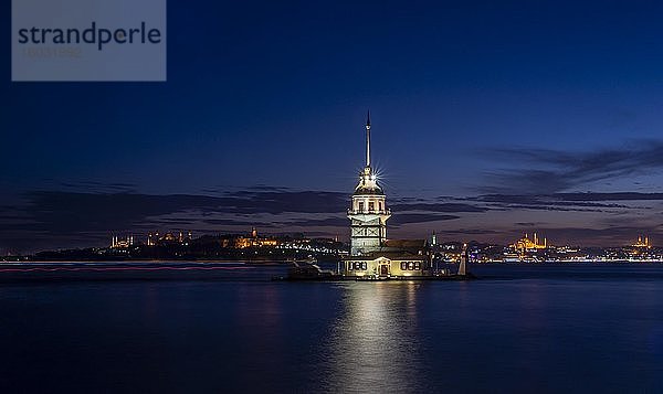 Leuchtturm  Leanderturm oder Mädchenturm  K?z Kulesi  blaue Stunde  Insel im Bosporus  Üsküdar  Istanbul  Türkei  Asien