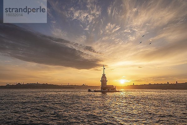 Leuchtturm  Leanderturm oder Mädchenturm  K?z Kulesi  bei Sonnenuntergang  Insel im Bosporus  Üsküdar  Istanbul  Türkei  Asien