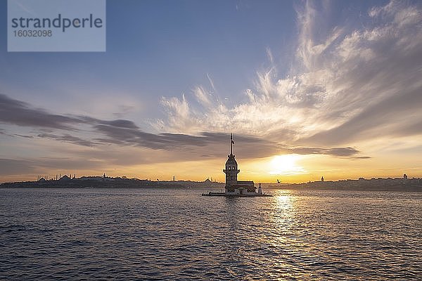 Leuchtturm  Leanderturm oder Mädchenturm  K?z Kulesi  bei Sonnenuntergang  Insel im Bosporus  Üsküdar  Istanbul  Türkei  Asien