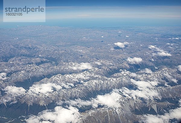 Hauptkamm der Neuseeländischen Alpen  Gebirgszuüge mit schneebedeckten Gipfeln  Luftaufnahme  Südinsel  Neuseeland  Ozeanien