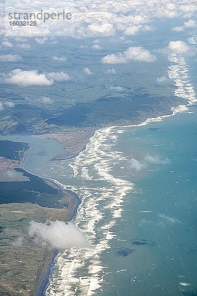Küste mit Schäfchenwolken  Luftaufnahme  Westküste  Nordinsel  Neuseeland  Ozeanien