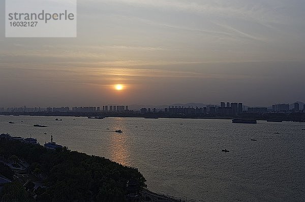 Blick von der Yangtze Brücke auf Yangtze Fluss  Sonnenuntergang  Baotaqiao  Nanjing  Jiangsu Sheng  China  Asien