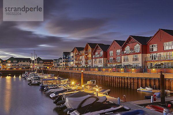 Ein Blick in der Dämmerung auf den Yachthafen und die modernen Wohnungen im renovierten Dock von Exmouth an der Südküste von Devon  England  Großbritannien  Europa