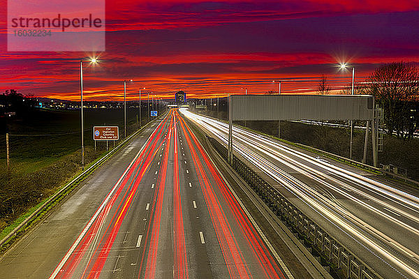 Sonnenuntergang bei rotem Himmel  Ampelschleifen  Autobahn M8  Schottland  Vereinigtes Königreich  Europa