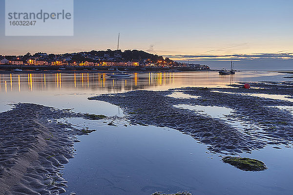 Ein Blick in der Dämmerung über die Mündung des Flusses Torridge von Instow aus auf die Lichter von Appledore in Nord-Devon  England  Grossbritannien  Europa