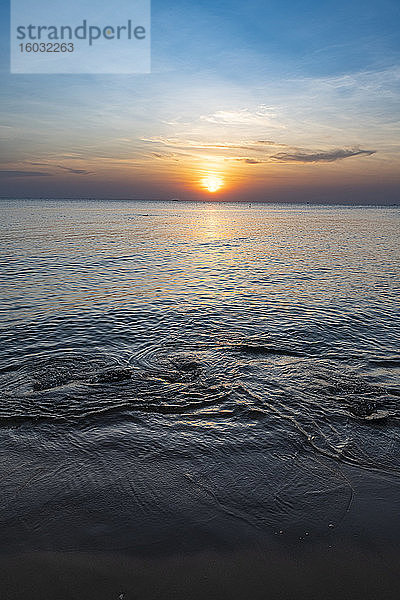 Sonnenuntergang über dem Ozean  Strand von Ong Lang  Insel Phu Quoc  Vietnam  Indochina  Südostasien  Asien