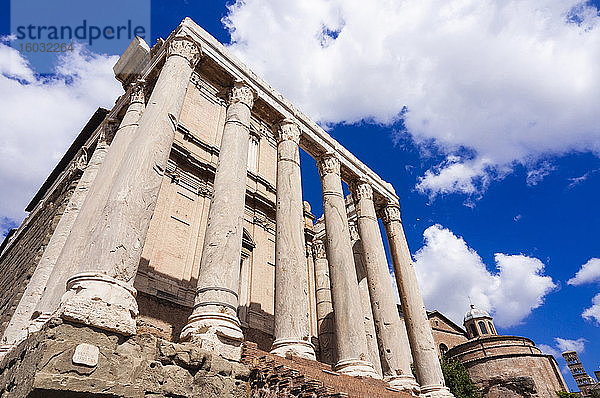 Antoninus- und Faustina-Tempel  Römisches Forum  UNESCO-Weltkulturerbe  Rom  Latium  Italien  Europa