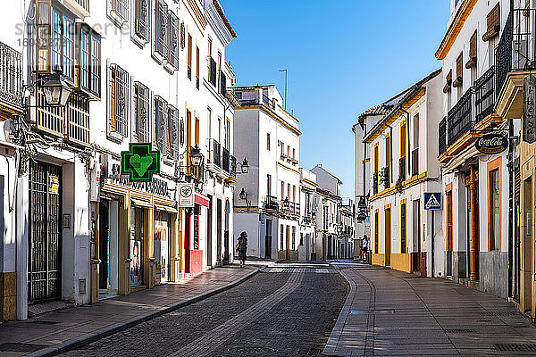 Die weiß-gelben Gebäude einer typisch andalusischen Straße in Córdoba  Andalusien  Spanien  Europa