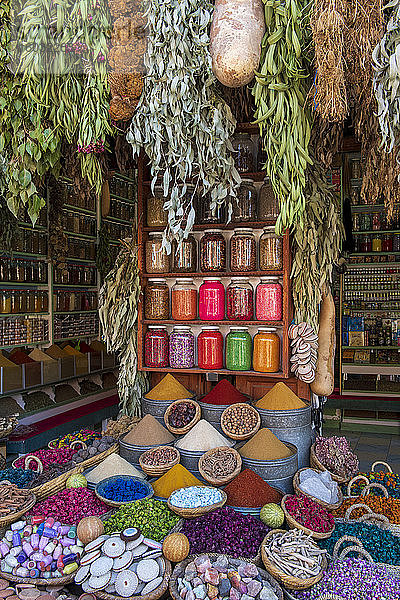 Eine Ausstellung von Gewürzen auf dem Gewürzmarkt (Rahba-Kedima-Platz) in den Souks von Marrakesch  Marokko  Nordafrika  Afrika