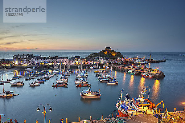 Klassische Ansicht eines Fischerhafens in Ilfracombe an Devons Atlantikküste in der Abenddämmerung  Devon  England  Vereinigtes Königreich  Europa