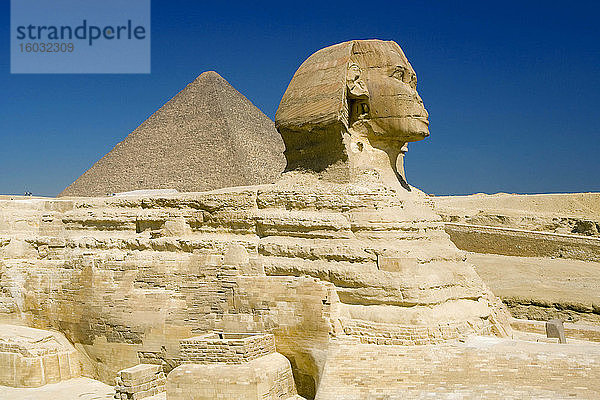 Die Große Sphinx und eine der Pyramiden von Gizeh  UNESCO-Weltkulturerbe  Kairo  Ägypten  Nordafrika  Afrika