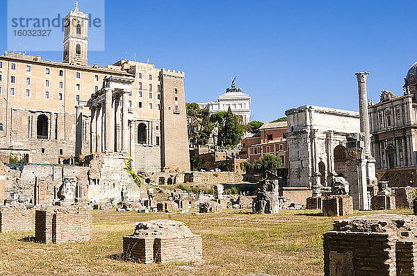 Saturnustempel links  Säule der Phökas  Septimius-Severus-Bogen  Tabularium  Römisches Forum  UNESCO-Weltkulturerbe  Rom  Latium  Italien  Europa