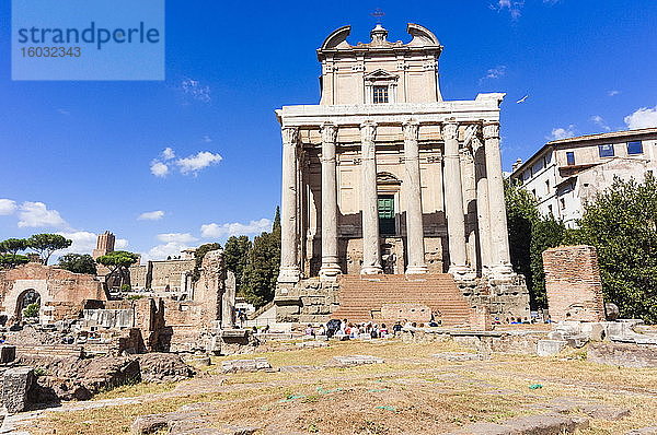 Antoninus- und Faustina-Tempel  Römisches Forum  UNESCO-Weltkulturerbe  Rom  Latium  Italien  Europa