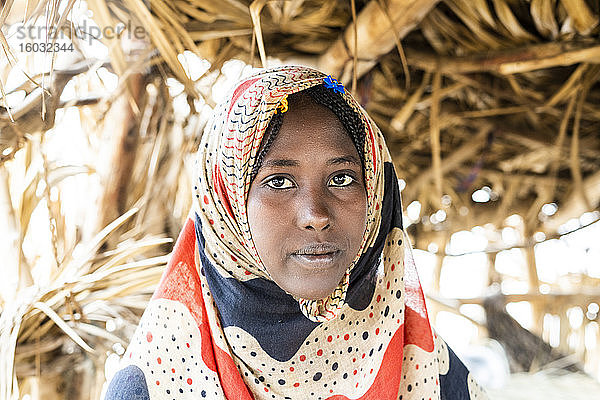 Porträt einer Frau  die den traditionellen muslimischen Hijab trägt  Melabday  Asso Bhole  Danakil-Depression  Afar-Region  Äthiopien  Afrika
