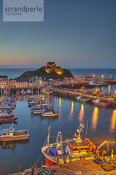 Klassische Ansicht eines Fischerhafens in Ilfracombe an Devons Atlantikküste in der Abenddämmerung  Devon  England  Vereinigtes Königreich  Europa