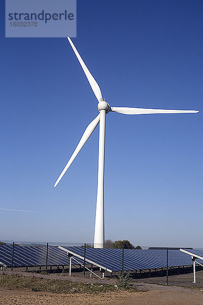 Eine Windkraftanlage auf Newton Down mit photovoltaischen Solarpaneelen am Boden  Newton Down  Porthcawl  Südwales  Vereinigtes Königreich  Europa