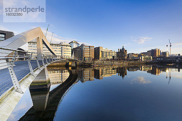 Tradeston (Squiggly) Bridge  International Financial Services District  River Clyde  Glasgow  Schottland  Vereinigtes Königreich  Europa