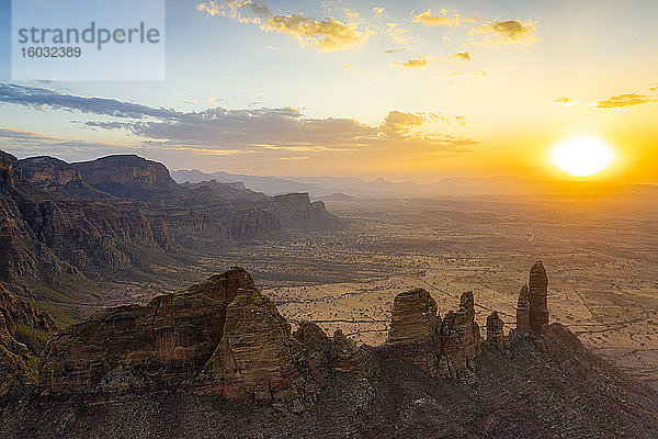 Luftaufnahme der Drohne des Gheralta-Gebirges und des vom Sonnenuntergang beleuchteten Tals  Hawzen  Region Tigray  Äthiopien  Afrika