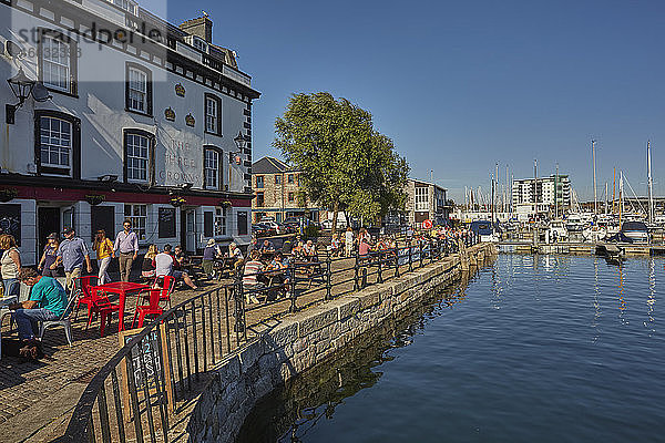 Eine Hafenkneipe neben dem Sutton Harbour im Barbican  dem historischen und touristischen Herzen der Stadt Plymouth  Devon  England  Vereinigtes Königreich  Europa