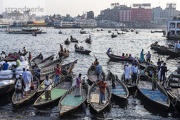 Passagierkanus im Hafen von Dhaka  Bangladesch  Asien