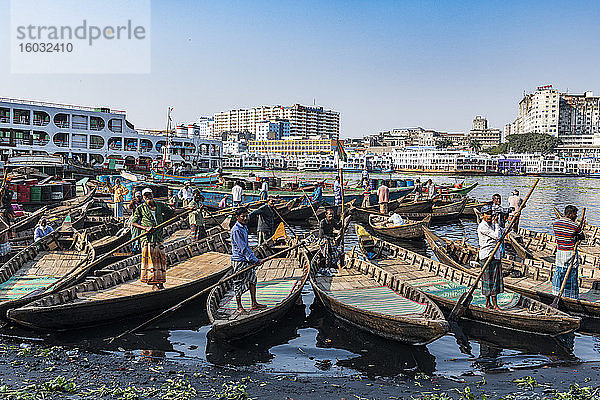 Männer in ihren Kanus warten auf neue Kunden  Hafen von Dhaka  Bangladesch  Asien