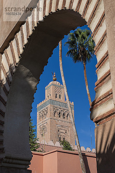 Koutoubia-Moschee  eingerahmt im Torbogen  UNESCO-Weltkulturerbe  Marrakesch (Marrakesch)  Marokko  Nordafrika  Afrika