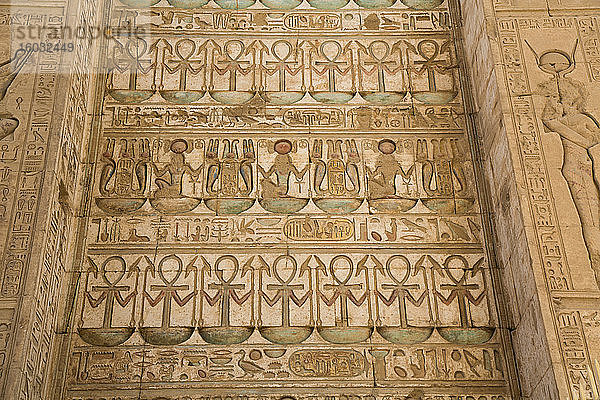 Reliefs  Tor des Ptolemäus III  Karnak-Tempelkomplex  UNESCO-Weltkulturerbe  Luxor  Theben  Ägypten  Nordafrika  Afrika