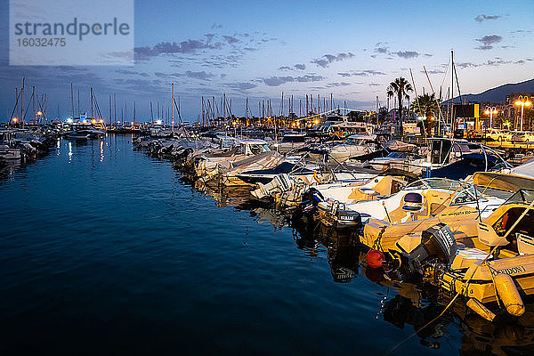 Boote zur blauen Stunde  Marina von Benalmadena Puerto zwischen den Badeorten Benalmadena und Torremolinos an der Costa Del Sol  Andalusien  Spanien  Europa