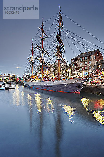 Eine stimmungsvolle Abenddämmerung am Sutton Harbour und dem Barbican  dem historischen und touristischen Herzen der Stadt Plymouth  Devon  England  Großbritannien  Europa