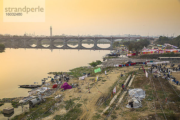 Waschen und Trocknen am Ufer des Flusses Gomti  Lucknow  Uttar Pradesh  Indien  Asien