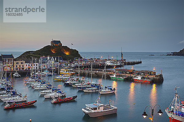 Klassische Ansicht eines Fischerhafens in Ilfracombe an Devons Atlantikküste in der Abenddämmerung  Devon  England  Vereinigtes Königreich  Europa