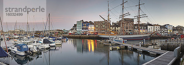 Abenddämmerung über dem Sutton Harbour und dem Barbican  dem historischen und touristischen Zentrum der Stadt Plymouth  Devon  England  Vereinigtes Königreich  Europa