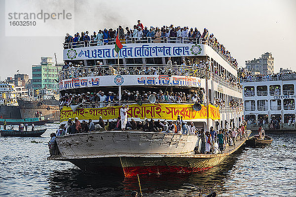 Überladene Passagierfähre mit Pilgern auf dem Dhaka-Fluss  Hafen von Dhaka  Dhaka  Bangladesch  Asien