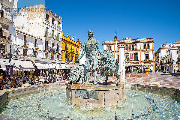 Statue des Herkules und zwei Löwen in einem Brunnen auf der Plaza del Socorro  Ronda  Andalusien  Spanien  Europa