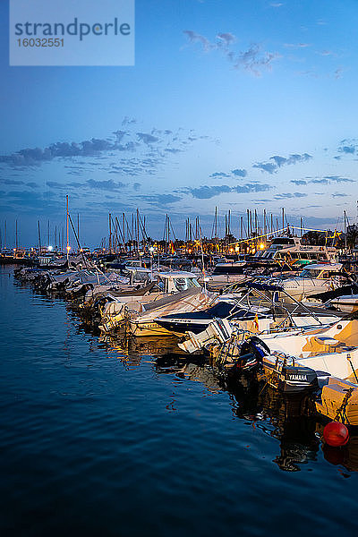 Boote zur blauen Stunde  Marina von Benalmadena Puerto zwischen den Badeorten Benalmadena und Torremolinos an der Costa Del Sol  Andalusien  Spanien  Europa