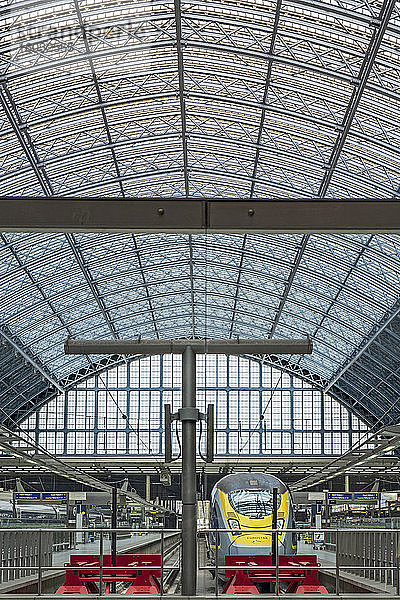 Innenansicht des Bahnhofs St. Pancras  des Eurostar-Terminals  mit viktorianischen Eisenträgern und Eurostar-Zügen  London  England  Vereinigtes Königreich  Europa