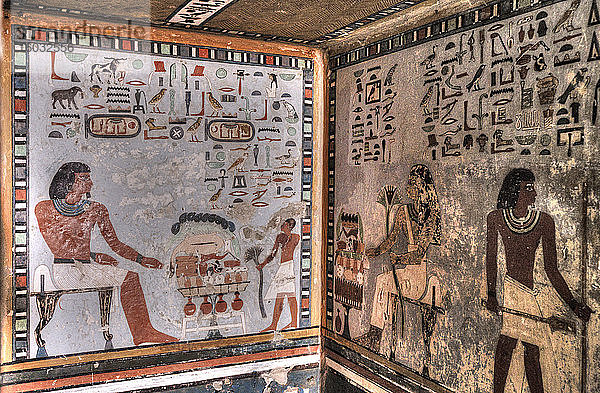 Fresko von Sirenput II mit Frau und Sohn  in Grabaussparung  Grab von Sirenput II  Gräber der Adeligen  Assuan  Ägypten  Nordafrika  Afrika